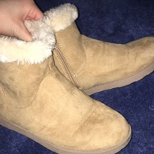 Cat and jack ankle high boots soft & fuzzy size 6